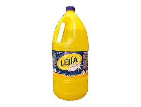 botellas de lejía y amoníaco separadas