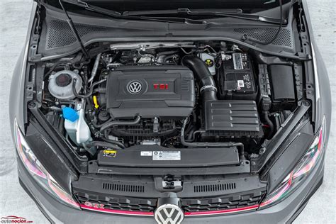 Compartimento del motor de un Volkswagen Golf GTI Mk7 mostrando la caja del filtro de aire