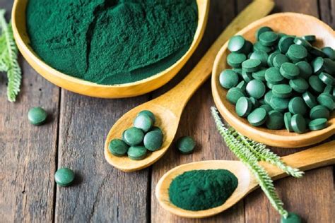 Espirulina en polvo y cápsulas