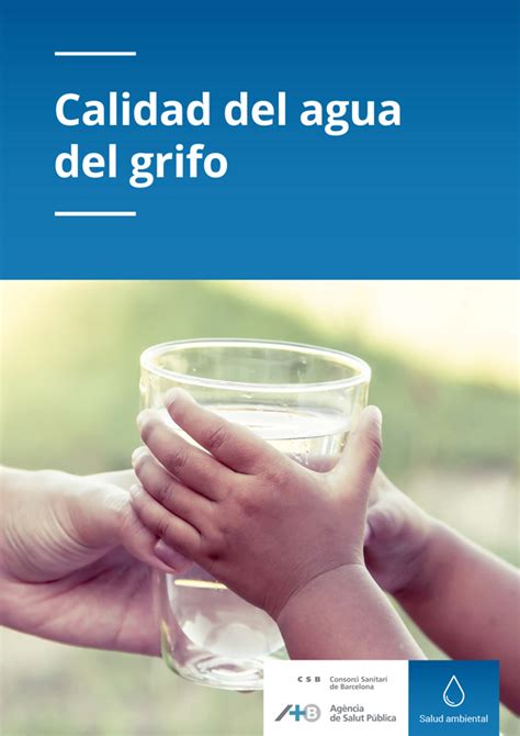 Persona preocupada por la calidad del agua del grifo