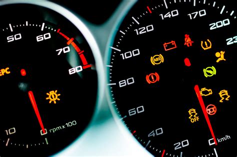 Panel de instrumentos de un coche con la luz de advertencia del filtro de aire resaltada