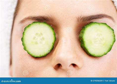 Rodajas de pepino sobre los ojos cerrados