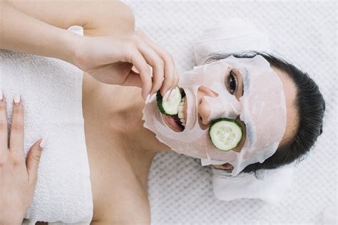 Primer plano de un rostro con mascarilla de pepino