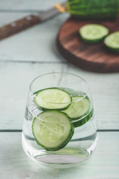 Botella de agua y rodajas de pepino