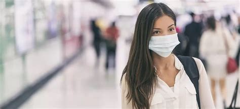 persona usando mascarilla higiénica