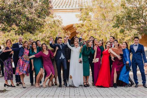 Foto de una boda con invitados usando máscaras y accesorios de cotillón durante la 