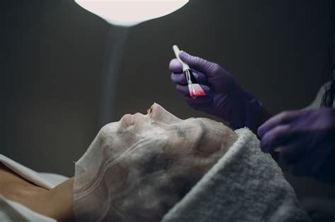 Mujer aplicándose mascarilla de parafina facial