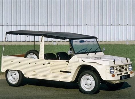 Un Citroën Méhari clásico en un entorno rural