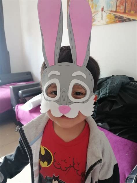 Niño sonriendo con una mascarilla de disfraz de cómic