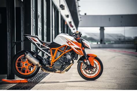 KTM Super Duke R 1290 en acción