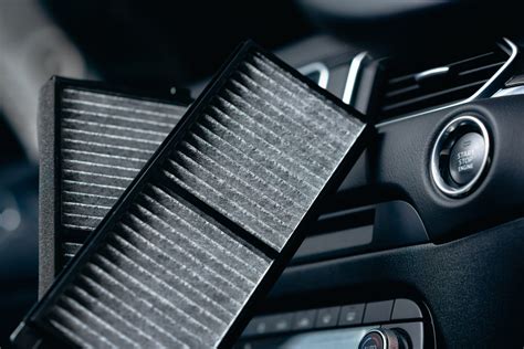 Ilustración de un filtro de habitáculo de coche con flecha indicando la dirección del flujo de aire