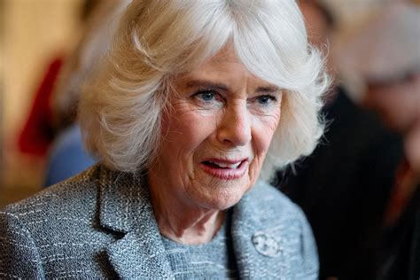 Camilla Parker Bowles sonriendo con piel radiante