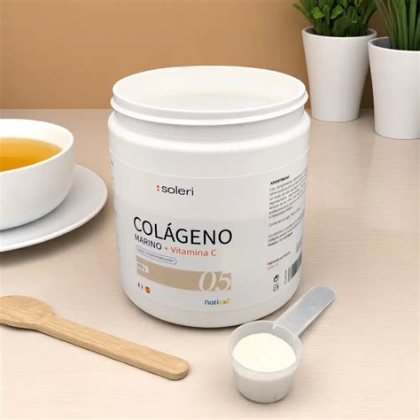 Botella de suplemento de colágeno con frutas cítricas y abejas