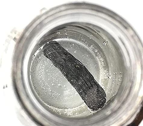 Barra de carbón activado Binchotan en una jarra de agua