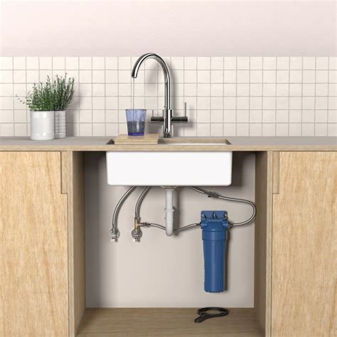 Filtro de agua instalado en un grifo de cocina