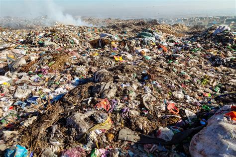 Contenedores de plástico abandonados en un vertedero