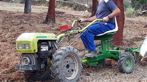 Mula mecánica trabajando en un campo