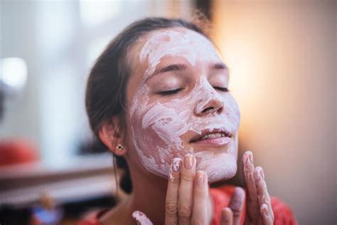 Mujer aplicándose una mascarilla facial
