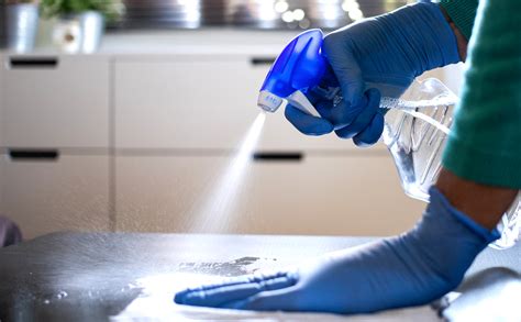 Desinfección de superficies en cocina de hospital