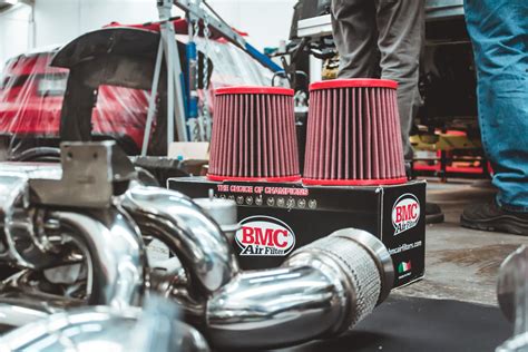 Primer plano de un filtro de aire BMC mostrando la gasa de algodón