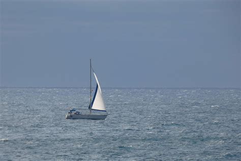 Velero navegando en aguas abiertas