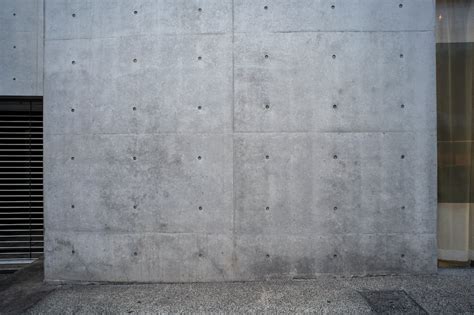 Muro de hormigón con filtración visible