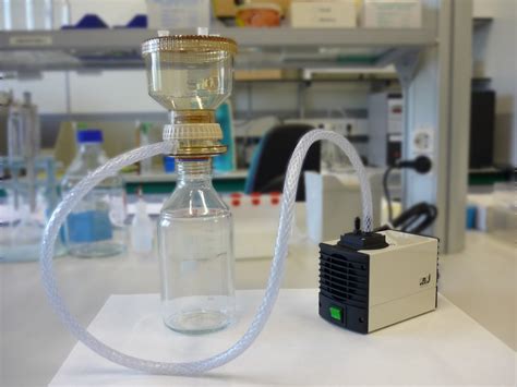 Imagen: “Nube” producida durante la filtración a vacío.