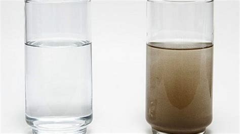 Comparación visual de agua turbia y agua clara de piscina