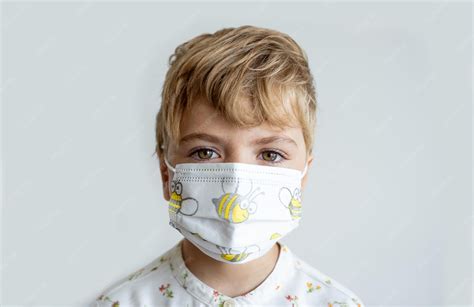Niño usando mascarilla infantil