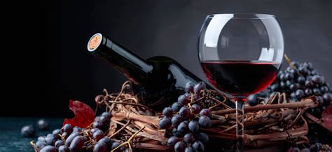 Uvas tintas y una copa de vino tinto