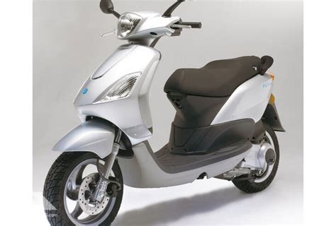 Scooter Piaggio Fly 125 con filtro de aire visible