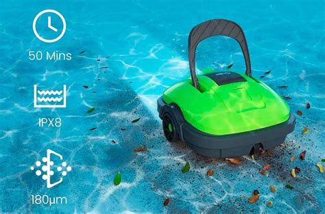 Robot limpiafondos de piscina trabajando