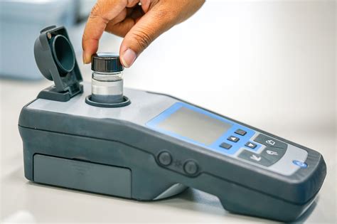 Turbidímetro midiendo la turbidez del agua