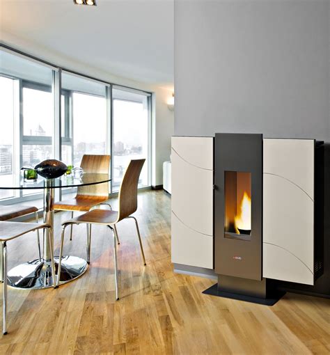 Estufa de pellets moderna en un salón luminoso