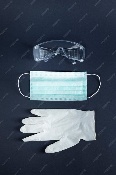 Equipo de protección personal: mascarilla N95, guantes y gafas de seguridad