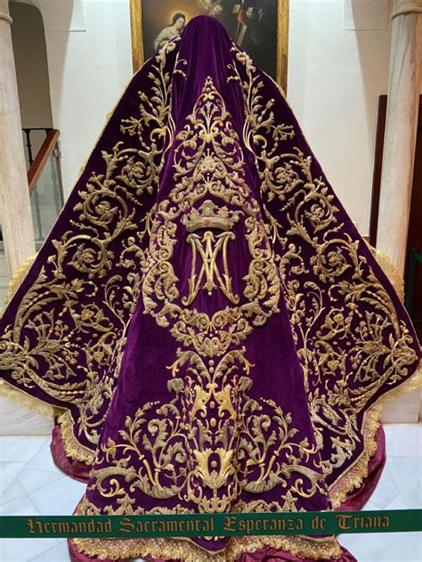 Manto antiguo con bordados simbólicos