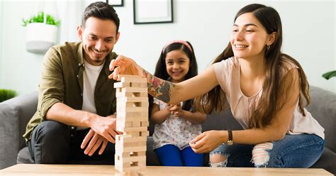Familia moderna compartiendo un momento de unión