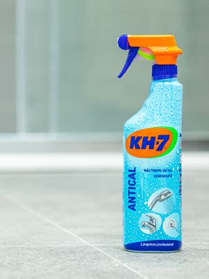 botella de KH-7 Antical junto a un inodoro