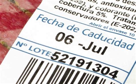 Persona examinando la fecha de caducidad de una caja de mascarillas FFP3