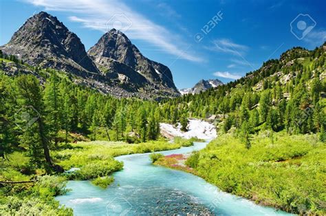 Paisaje verde de montaña con un río
