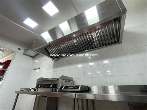 Campana extractora de acero inoxidable en una cocina moderna