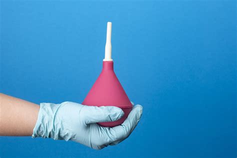 Diagrama comparativo de un enema y un lavado de colon