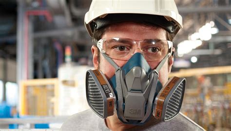 Persona trabajando con mascarilla de protección respiratoria