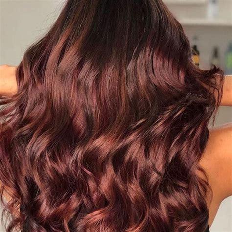 Cabello caoba con reflejos luminosos