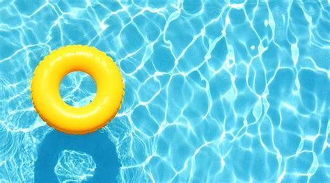 Una piscina con agua cristalina.