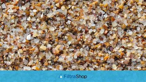 Granos de arena de sílice y fragmentos de vidrio filtrante.