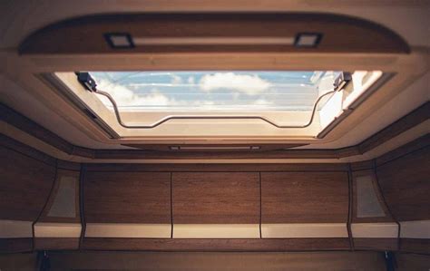 Furgoneta camper con claraboya abierta