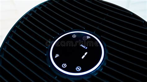 Primer plano del panel de control de un purificador de aire