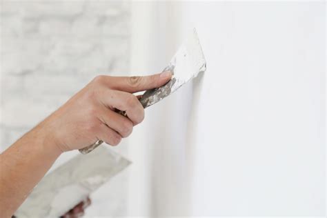 Aplicación de masilla en una pared