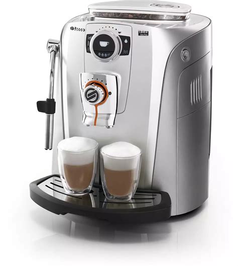 Una cafetera Philips Saeco Talea con granos de café